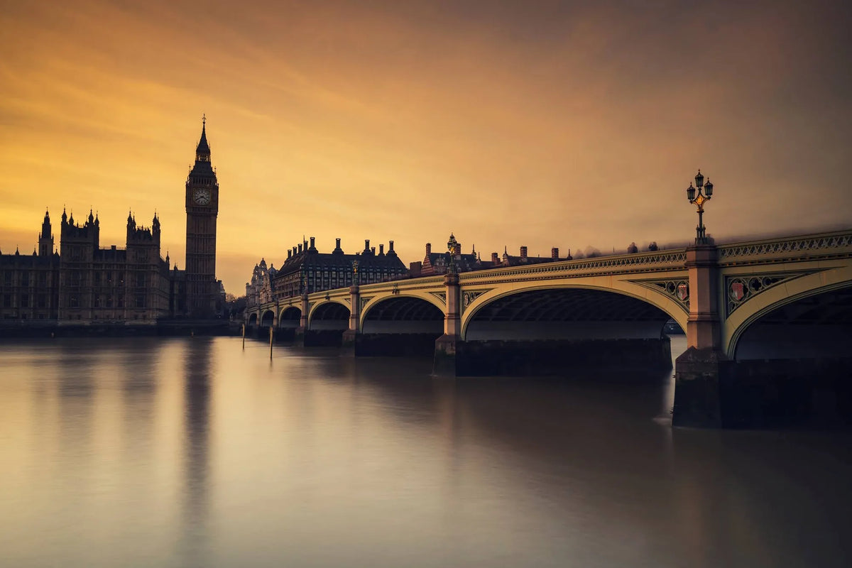 El Big Ben y el puente de Westminster junto al Támesis al atardecer